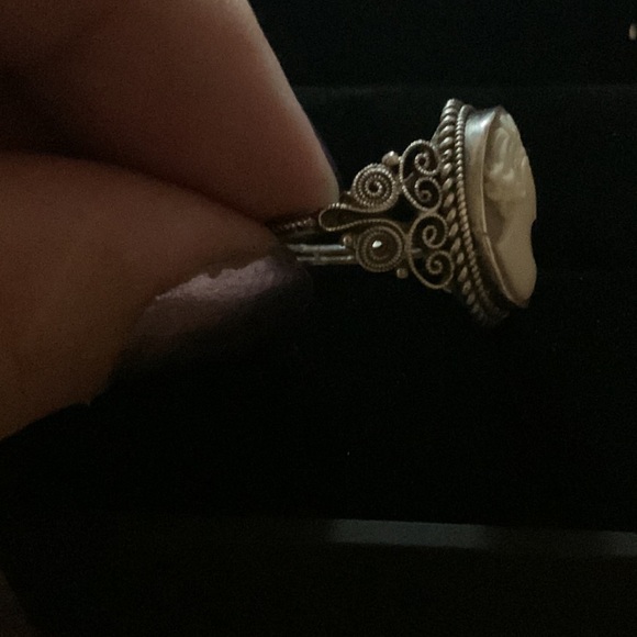 Vintage Sterling Silver Cameo size 8 ring - Picture 3 of 4